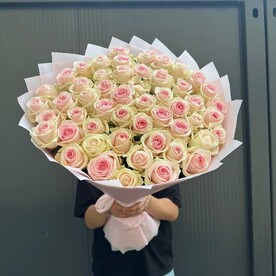 Монобукет из 101 бело-розовой розы