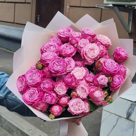 Монобукет из 31 розовой пионовидные кустовой розы