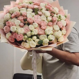Монобукет из 51 пионовидной розы бонбасик куставой