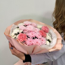 Стойкий букет из хризантем и диантусов