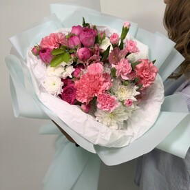 Яркий букет из роз, хризантем и диантусов