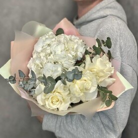 Букет с розами и гортензией