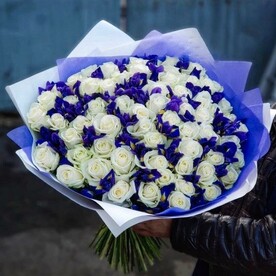 Белые розы с ирисами
