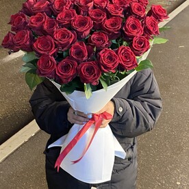 51 бордовая роза