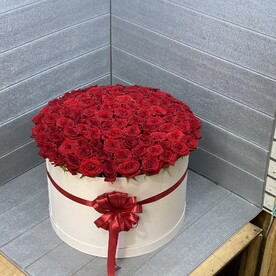 Красные розы в коробке