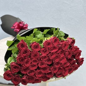 Высокие бордовые розы