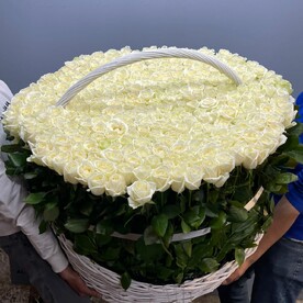 Большая корзина из белых роз