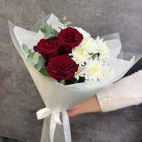Букет комплимент из красных стойких роз и хризантем с ароматным эвкалиптом в пышной упаковке
