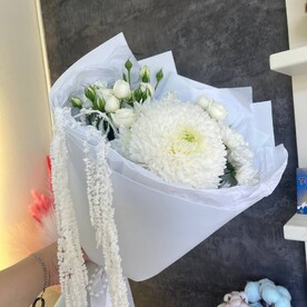 Изящный букет стойких и ароматных цветов в Амарантом