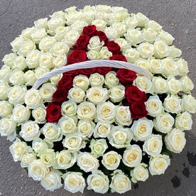 Розы микс в корзине
