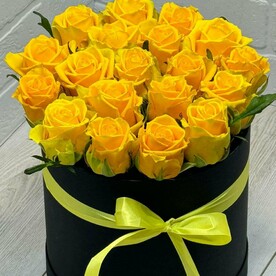 Желтые розы в шляпной коробке