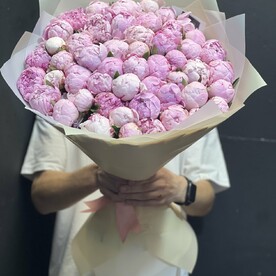 Букет из 51 розовых пионов