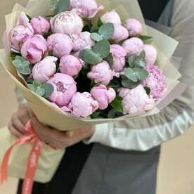 Букет из 21 розовых пионов с эвкалиптом
