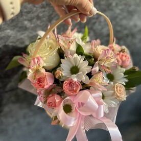 Роза кустовая, Альстромерия w, Хризантема кустовая, Роза белая, Писташ, Корзина плетеная, Флористическая губка
