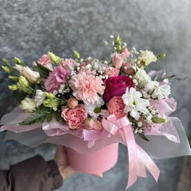 Роза пинк флойд, Роза кустовая, Хризантема кустовая, Эвкалипт, Диантус, Лизиантус Эустома, Шляпная коробка, Флористическая губка, Тишью, Пленка матовая