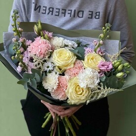Авторский букет «Нежный жемчуг», с ароматной маттиолой,  белой розойи диантусами