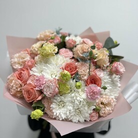 Букет с пионовидной розой, эустомой и хризанемой