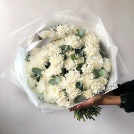 Букет из 49 белых гвоздик