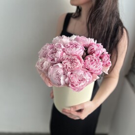 Коробка с 15 пионами Сара Бернар