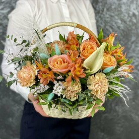Лагурус, Гвоздика, Роза мисс пигги, Альстромерия, Фисташка, Калла белая, Статица белая, Мискантус белый, Эвкалипт, Флористическая губка, Корзина см