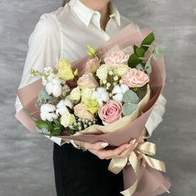 Хлопок, Эвкалипт, Роза фруттето, Роза кустовая, Лизиантус шампань, Гвоздика, Рускус, Роза, Капс Бруния серый, Гиперикум, Маттиола белая, Тишью, Пленка матовая