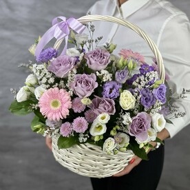 Роза мемори лейн, Рускус, Фисташка, Лизиантус белый, Лизиантус лавандовый, Гермини, Сантини, Статица, Лимониум, Маттиола лавандовая, Роза кустовая, Флористическая губка, Корзина белая см