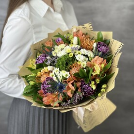 Лагурус, Альстромерия, Рускус, Альстромерия жёлтая, Сантини, Леукоспермум нутан оранж, Трахелиум зеленый, Эрингиум синий, Лимониум, Пленка