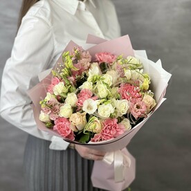 Гвоздика розовая, Роза, Роза кустовая, Фрезия, Лизиантус шампань, Маттиола, Стифа натуральный, Лимониум, Фисташка, Пленка