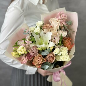 Эвкалипт, Роза капучино, Маттиола, Роза, Роза кустовая, Альстромерия, Лилия белая, Лизиантус шампань, Леукоспермум нутан оранж, Гвоздика бежевая, Тишью, Пленка