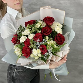 Роза, Фисташка, Роза кустовая, Альстромерия белая, Трахелиум зеленый, Тишью, Пленка