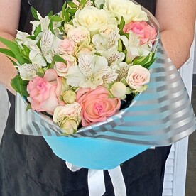 Роза Кения, Роза кустовая, Альстромерия, Писташ, Дизайнерская упаковка