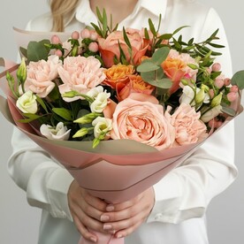 Диантус, Роза пионовидная одноголовая, Роза кустовая, Гиперикум, Лизиантус Эустома, Писташ, Эвкалипт, Дизайнерская упаковка