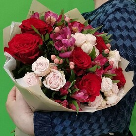 Роза, Альстромерия, Роза кустовая, Гиперикум, Писташ, Дизайнерская упаковка