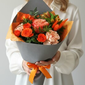 Лагурус, Альстромерия, Диантус, Роза кустовая, Роза пионовидная одноголовая, Писташ, Дизайнерская упаковка