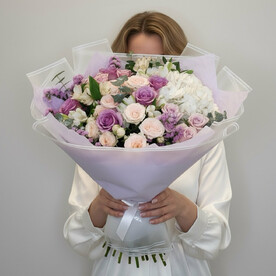 Гортензия, Роза, Роза кустовая, Альстромерия, Статица, Эвкалипт, Писташ, Дизайнерская упаковка