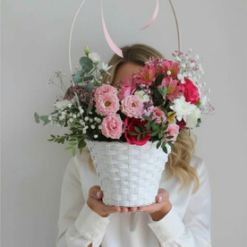 Роза, Роза кустовая, Альстромерия, Гипсофила, Хризантема кустовая, Лизиантус Эустома, Эвкалипт, Писташ, Корзина плетеная