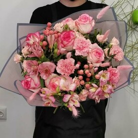 Лагурус шт, Роза шт, Роза кустовая шт, Диантус шт, Альстромерия шт, Гиперикум шт, Писташ шт, Пленка шт, шт