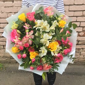 Роза, Альстромерия, Роза кустовая, Писташ, Эвкалипт, Дизайнерская упаковка