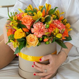 Роза, Лагурус, Гиперикум, Альстромерия, Диантус, Рускус, Шляпная коробка