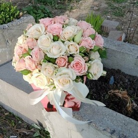 Кустовые розы в коробке