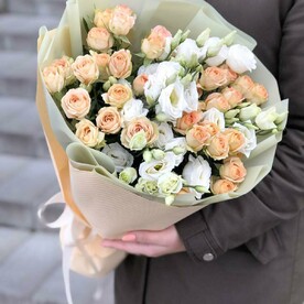 Букет кустовых роз и эустомы.