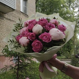 Букет из пионов и пионовидных кустовых роз