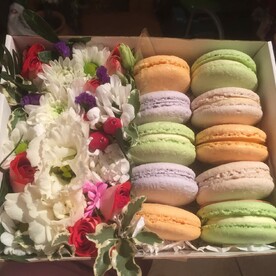 Хризантема кустовая, Роза кустовая, Лизиантус Эустома, Зелень, Макаруни, Коробка, Оазис