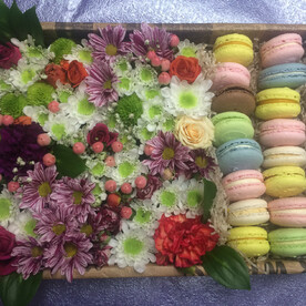 Хризантема кустовая, Роза кустовая, Гвоздика, Зелень декоративная, Macaron, Коробка, Оазис
