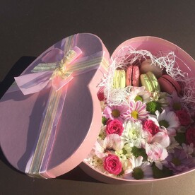 Хризантема кустовая, Роза кустовая, Альстромерия, Макаруни, Коробка, Оазис