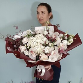 Орхидея, Хамелациум, Эвкалипт, Диантус, Лизиантус Эустома, Гиперикум, Гортензия, Дизайнерская упаковка