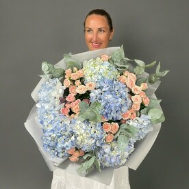 Роза кустовая, Гортензия, Эвкалипт, Дизайнерская упаковка