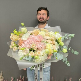 Роза кустовая, Лизиантус Эустома, Роза, Диантус, Эвкалипт, Гортензия, Вероника, Дизайнерская упаковка
