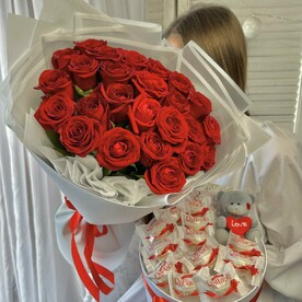 Подарочный набор: букет из красных роз 25 штук + коробка с Рафаэлло и мишкой