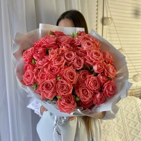 Букет кустовых коралловых роз в стильной упаковке